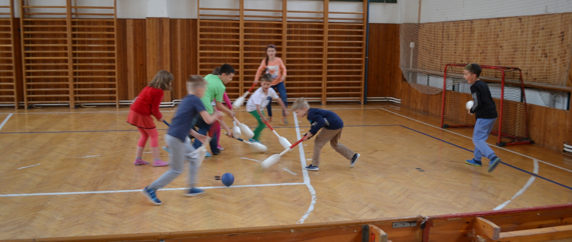 Den dětí s pozemním hokejem v Praze 15